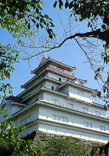 若松城こと鶴ヶ城 なんでも現在城の名前は政令都市の名前のみ、だとか。本来は鶴千代から来た鶴が城という名前らしい